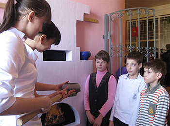 Ученики нашей школы и воспитанники детского у русской печи